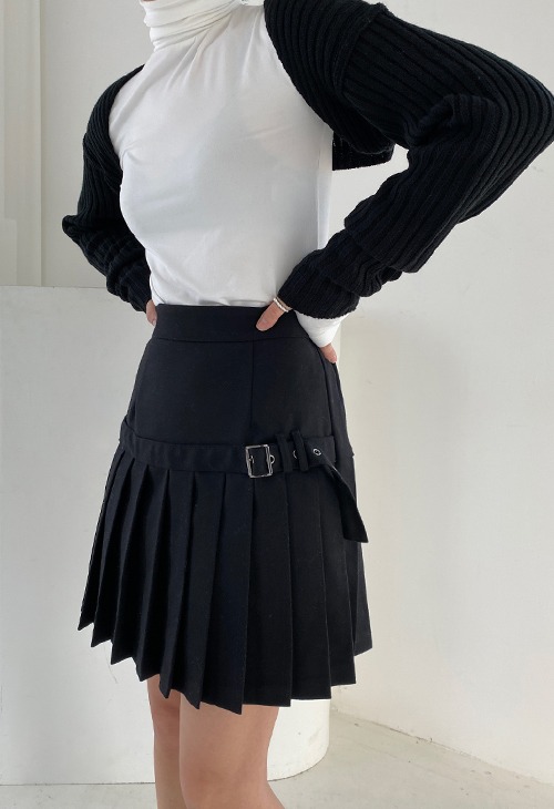 buckle pleats mini skirt