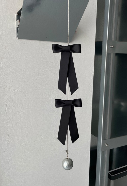 black ribbon pin (2개 세트)