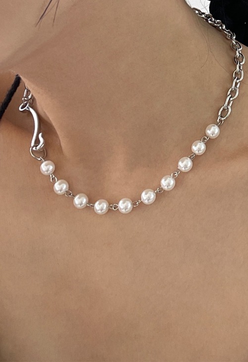 hook &amp; pearl necklace