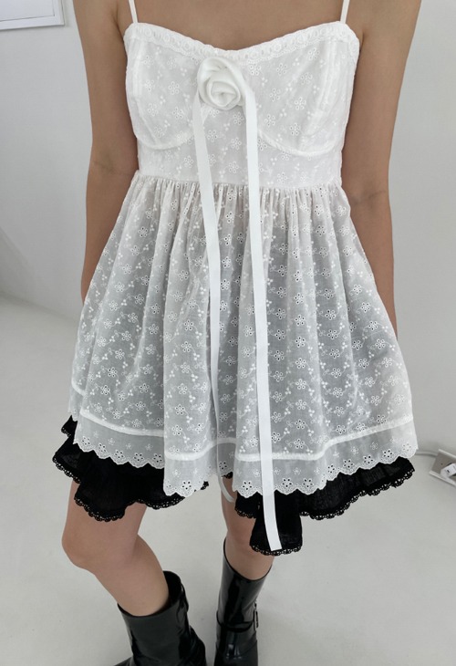chewing eyelet top